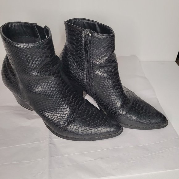 Coconuts by Matisse Black Snake Skin Embossed Leather Booties Ankle Boots - Picture 2 of 9